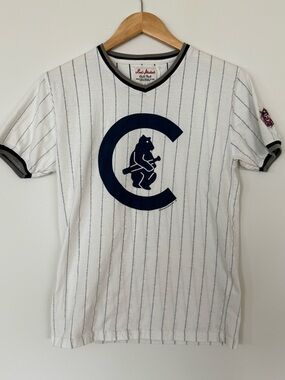 Chicago Cubs White/Navy Pinstripe Short Sleeve Tee with Vintage Cubs Logo. NWOT
